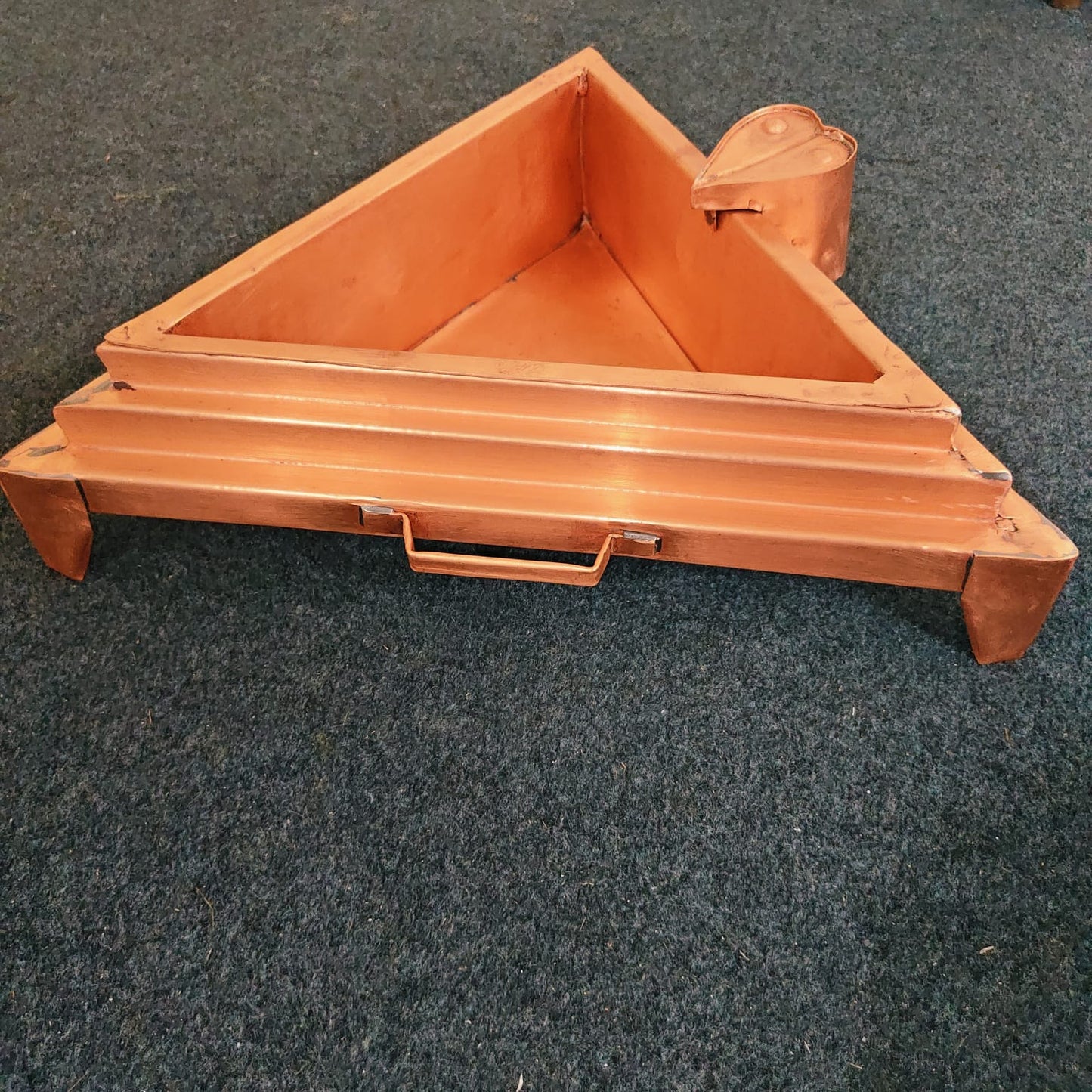 Handmade Copper Trikon Hawan Kund | Triangle Vedic Havan Kund with Detachable Yoni – 18 Inch